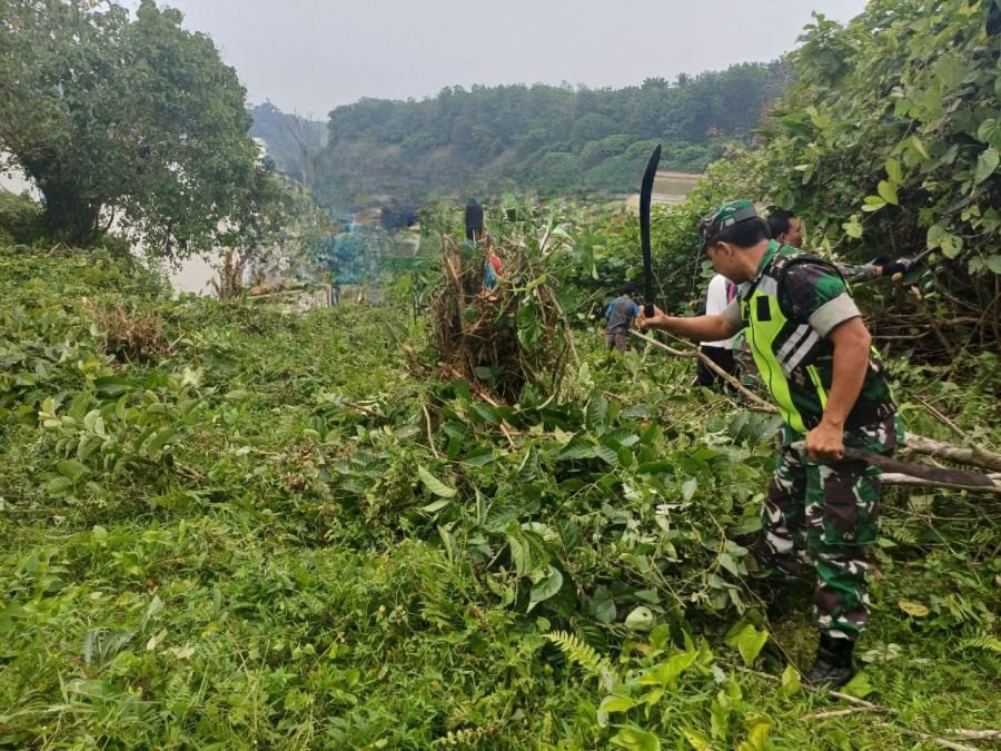 Babinsa Koramil 06/Cerenti Gotong Royong Bersama Warga Bersihkan Jalan Menuju Tepian Sungai Kuantan