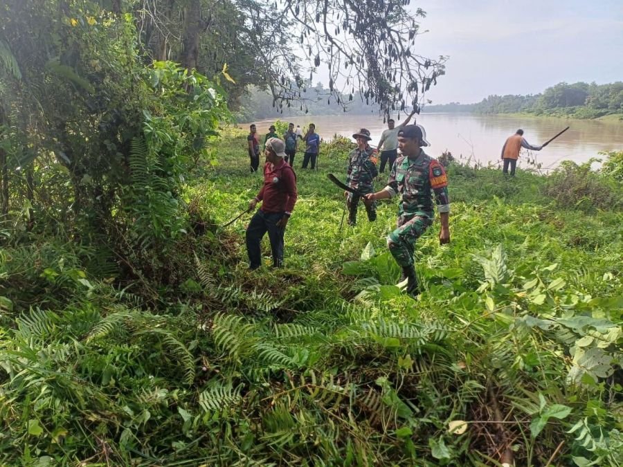 Babinsa Koramil 06/Cerenti Gotong Royong Bersihkan Tepi Sungai Kuantan di Desa Koto Inuman