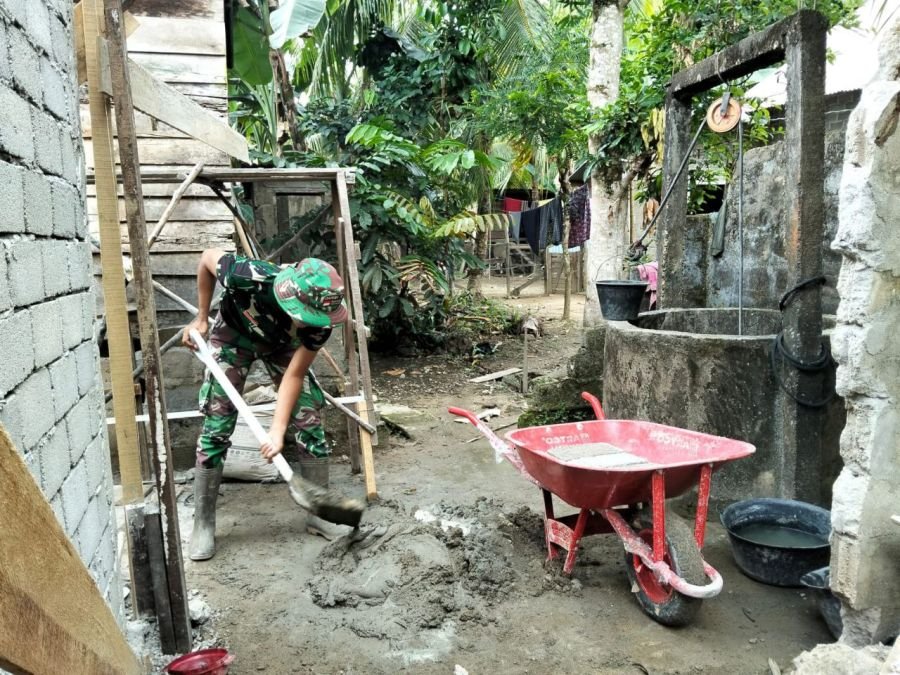Babinsa Koramil 06/Cerenti Gotong Royong Bantu Warga Bangun Rumah di Desa Seberang Pulau Busuk