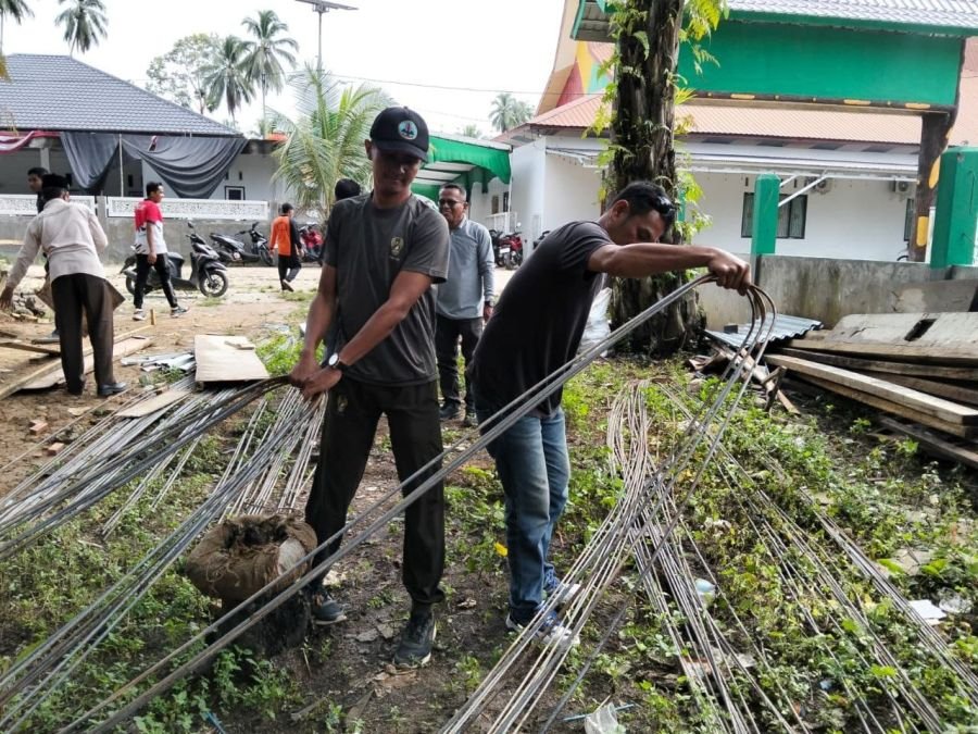 Babinsa Koramil 06/Cerenti Gotong Royong Bersihkan Lingkungan Ponpes Imam Saleh