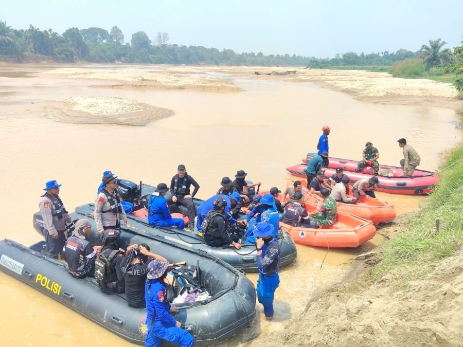 Babinsa Koramil 06/Cerenti Ikut Penertiban PETI Bersama Tim Gabungan di Aliran Sungai Kuantan