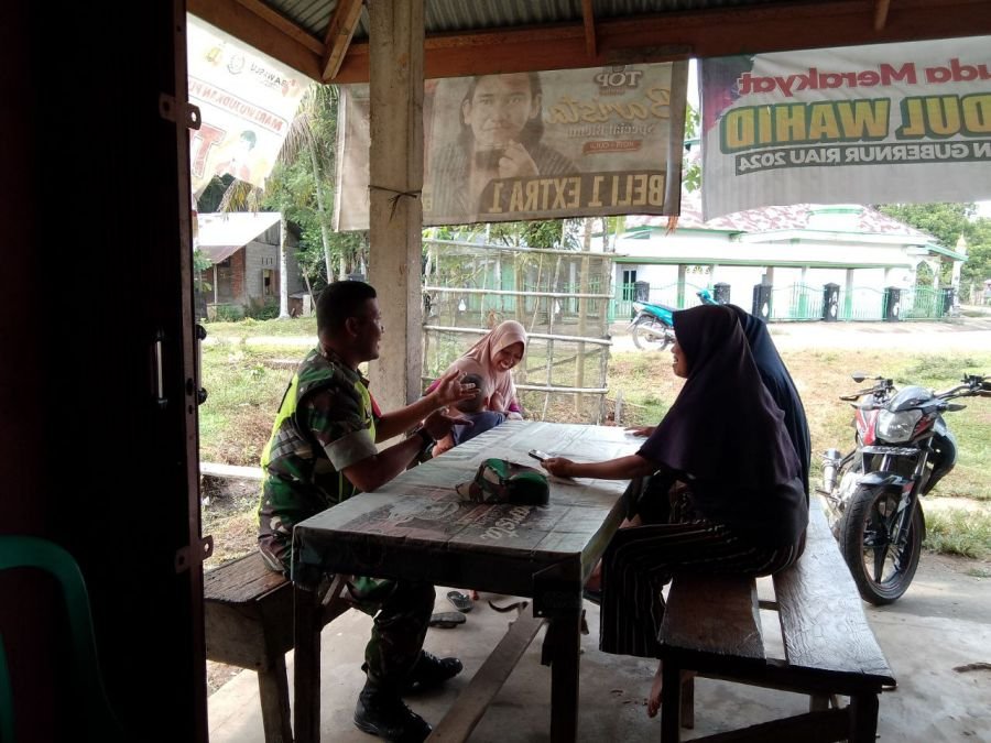 Babinsa Koramil 06/Cerenti Jalin Keakraban dengan Ibu-Ibu Melalui Komsos di Desa Bedeng Sikuran