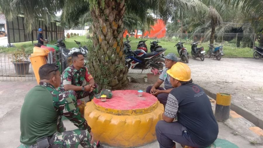 Babinsa Koramil 06/Cerenti Komsos Bersama Karyawan PT GSL di Desa Lebuh Lurus