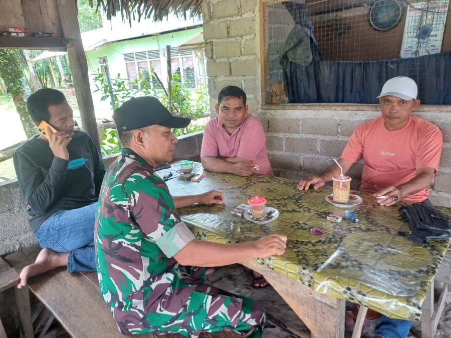 Babinsa Koramil 06/Cerenti Komsos Bersama Warga Desa Koto Inuman Bahas Perekonomian