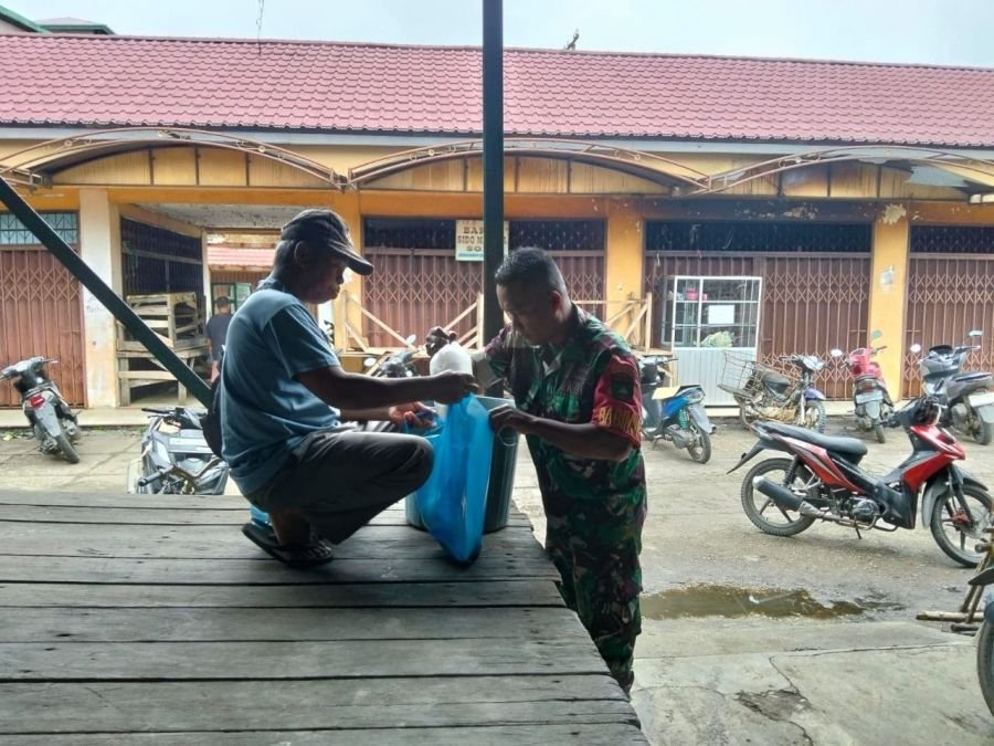 Babinsa Koramil 06/Cerenti Komsos dengan Pedagang, Cek Stabilitas Harga Sembako