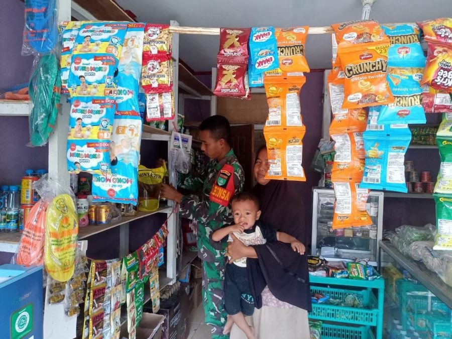Babinsa Koramil 06/Cerenti Kunjungi Warung Sembako Warga di Desa Pulau Sipan