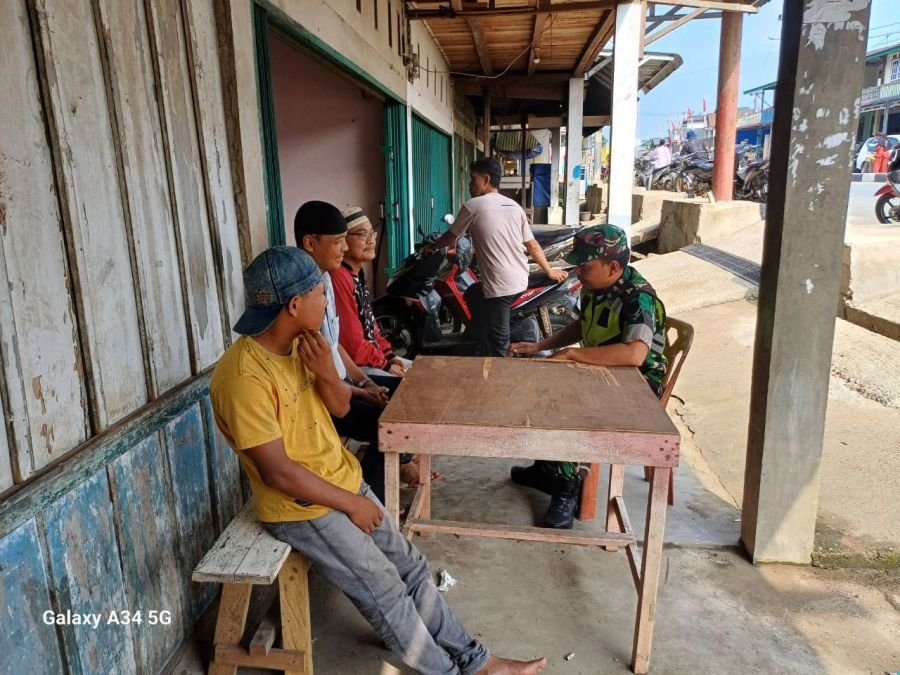 Babinsa Koramil 06/Cerenti Laksanakan Komsos Bersama Tokoh Masyarakat Desa Pasar Inuman