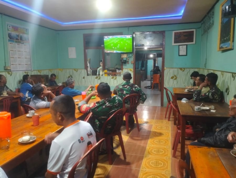 Babinsa Koramil 06/Cerenti Laksanakan Nobar Semifinal Piala Dunia 2026 Bersama Masyarakat