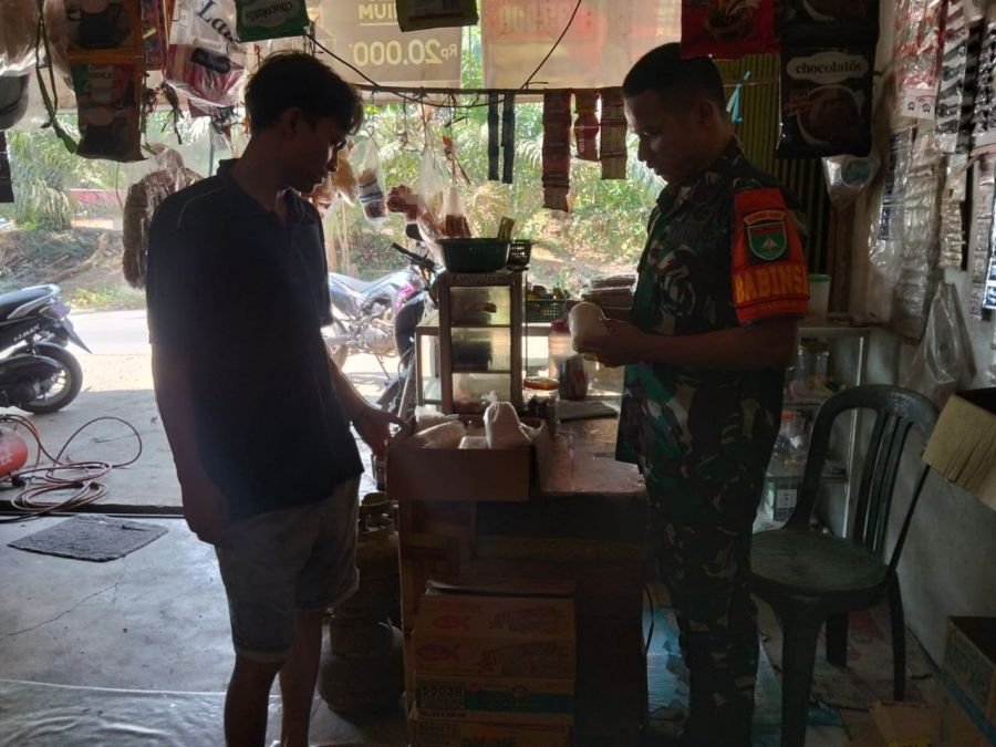 Babinsa Koramil 06/Cerenti Laksanakan Pengecekan Harga Sembako di Desa Kampung Baru Koto Inuman