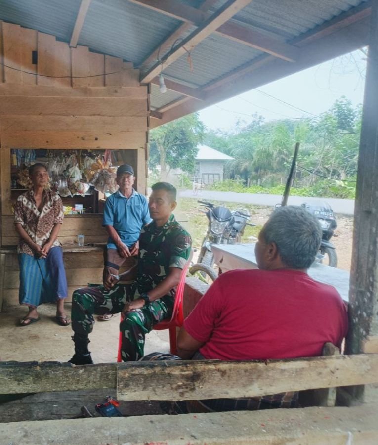 Babinsa Koramil 06/Cerenti Laksanakan Komsos Bersama Lansia di Desa Pulau Jambu