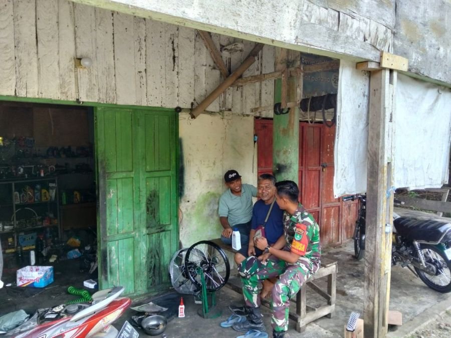 BABINSA KORAMIL 06/CERENTI LAKSANAKAN KOMSOS BERSAMA WARGA DI BENGKEL DESA PULAU SIPAN