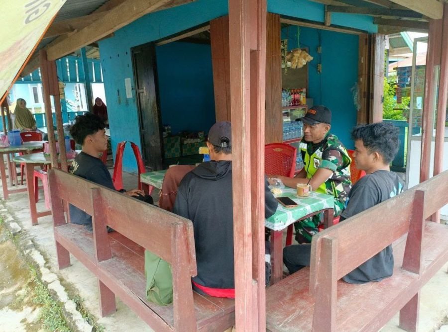Babinsa Koramil 06/Cerenti Laksanakan Komsos Bersama Pemuda Desa Sikakak