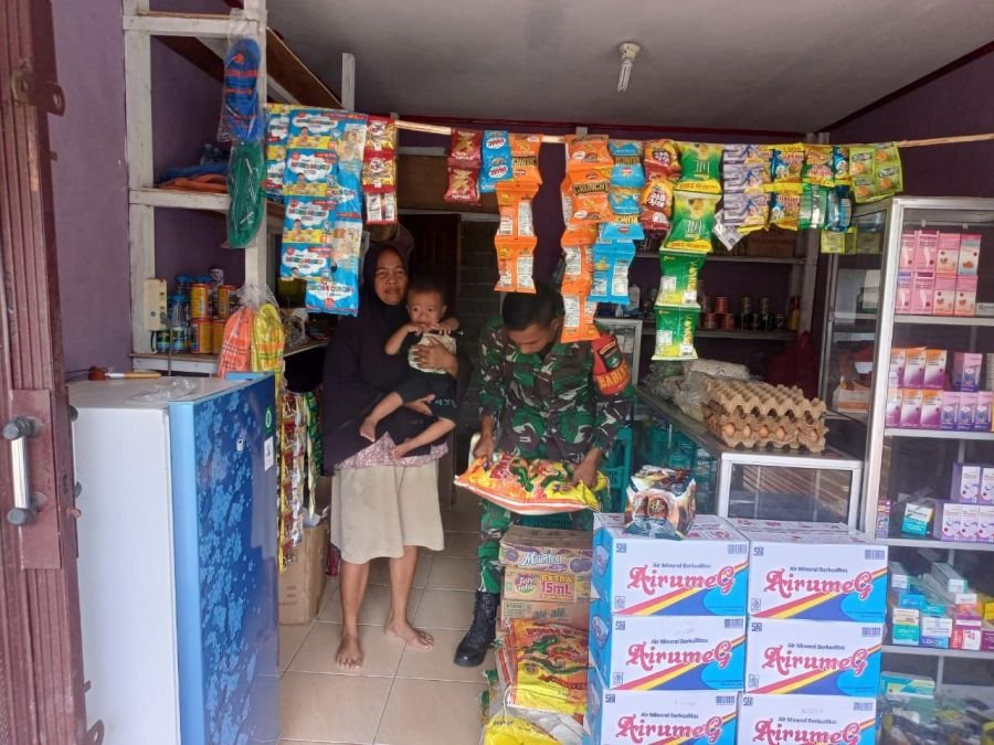 Babinsa Koramil 06/Cerenti Lakukan Pengecekan Harga Sembako di Desa Pulau Bayur