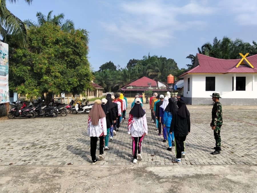 Babinsa Koramil 06/Cerenti Latih Calon Paskibra Kecamatan Inuman Sambut HUT Ke-81 Kemerdekaan RI