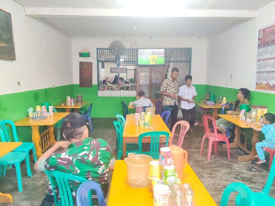 Babinsa Koramil 06/Cerenti Nobar Piala Dunia 2026 Bersama Masyarakat di Kedai Kopi Sepakat