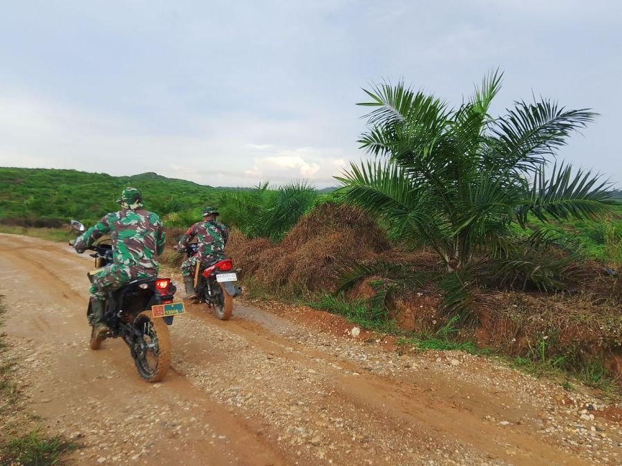 Babinsa Koramil 06/Cerenti Patroli Karhutla di Perkebunan Masyarakat Desa Sigaruntang