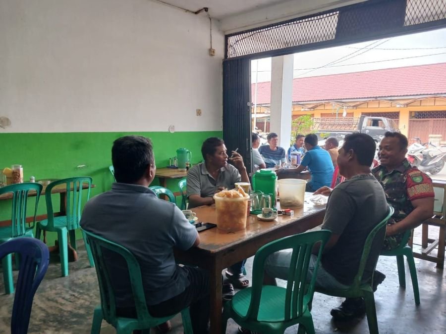Babinsa Koramil 06/Cerenti Pererat Silaturahmi Melalui Komsos Bersama Warga