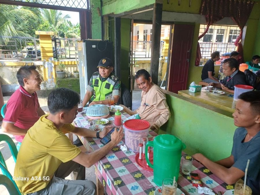 BABINSA KORAMIL 06/CERENTI PERERAT SILATURAHMI MELALUI KOMSOS BERSAMA WARGA DAN PEGAWAI KANTOR CAMAT