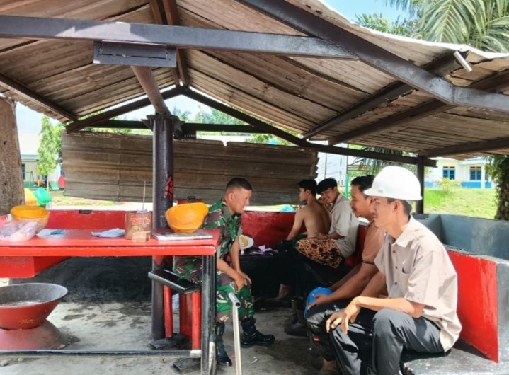Babinsa Koramil 06/Cerenti Perkuat Sinergi dengan Karyawan Perkebunan Melalui Komsos