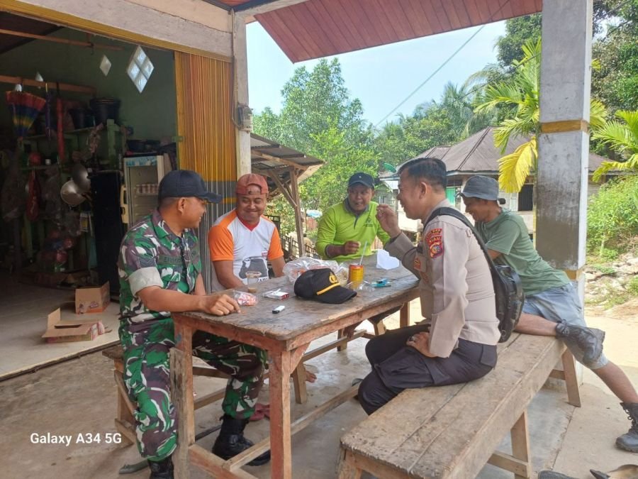 Babinsa Koramil 06/Cerenti Perkuat Sinergi Melalui Komsos Bersama Bhabinkamtibmas dan Masyarakat Des