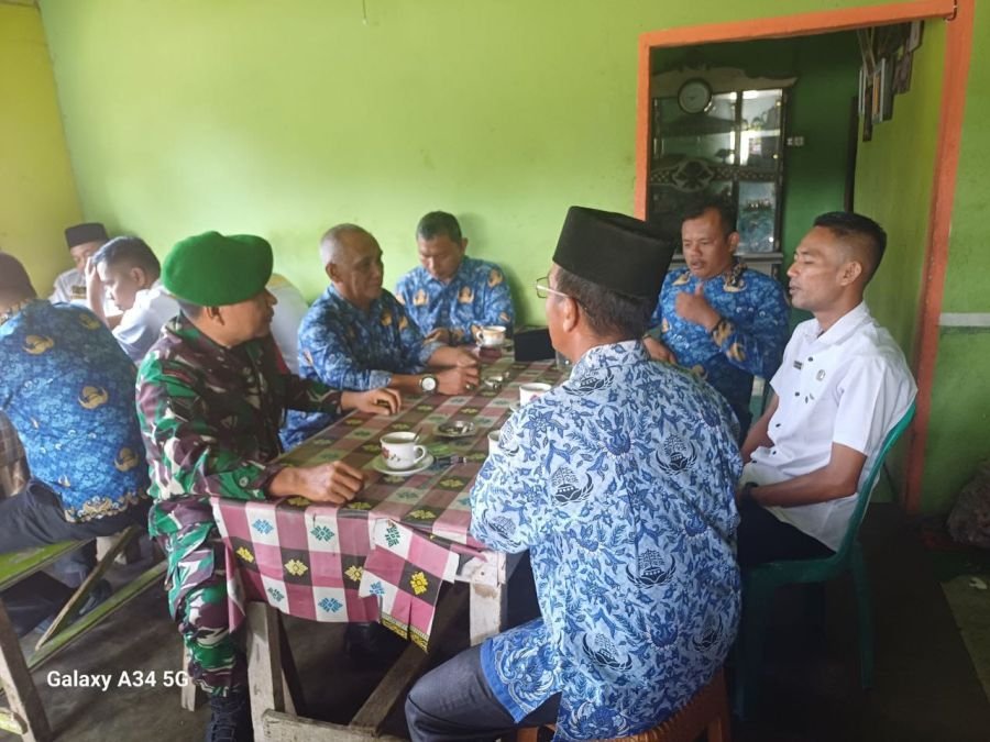 Babinsa Koramil 06/Cerenti Perkuat Sinergi Melalui Komsos Bersama Pegawai Kantor Camat Inuman