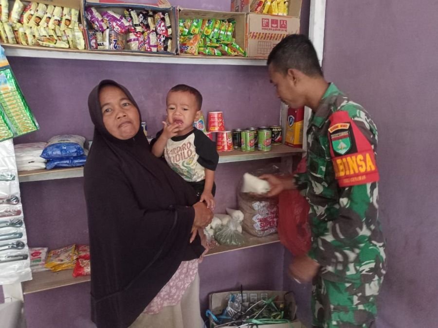 Babinsa Koramil 06/Cerenti Pratu Reki Gunawan Cek Harga Sembako di Wilayah Binaan