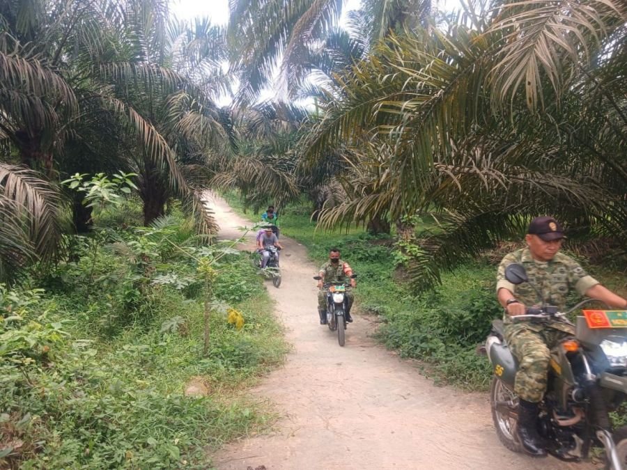 Babinsa Koramil 06/Cerenti Rutin Gelar Patroli Karhutla Jelang Pelaksanaan Sholat Jumat