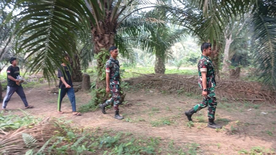 Babinsa Koramil 06/Cerenti Rutin Laksanakan Patroli Karhutla di Wilayah Binaan