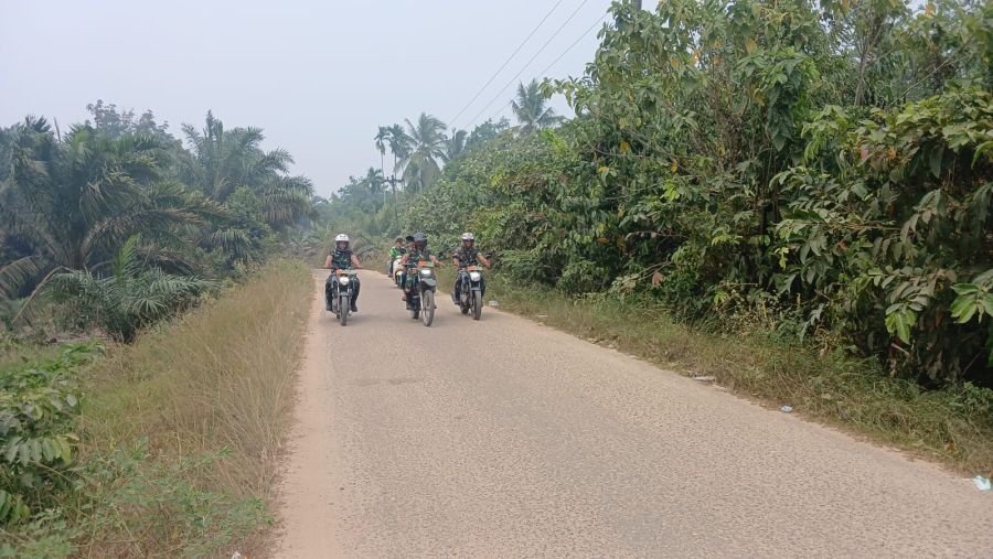 Babinsa Koramil 06/Cerenti Rutin Patroli Perkebunan Warga Cegah Karhutla