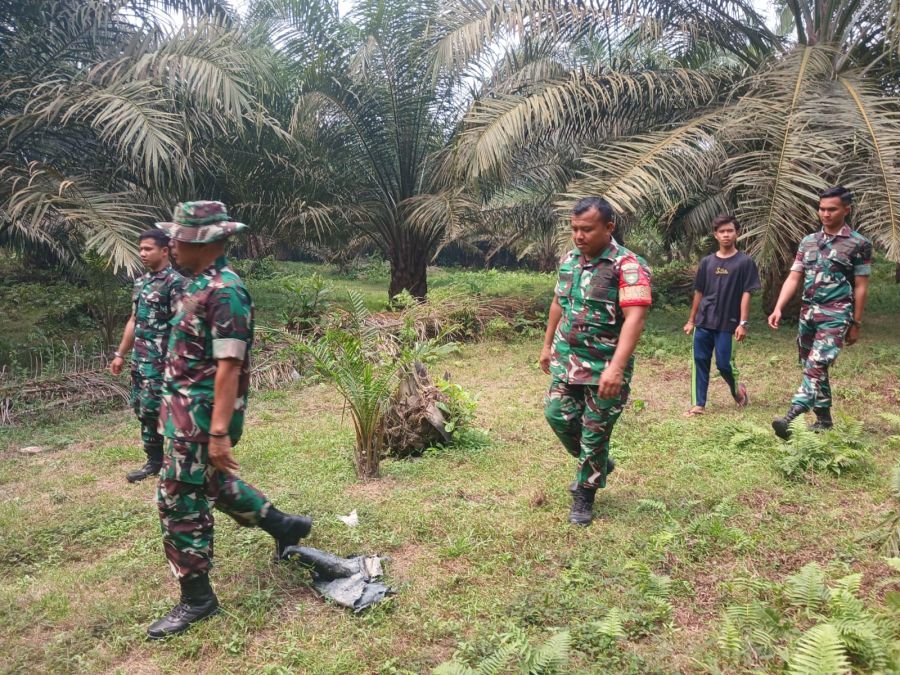 Babinsa Koramil 06/Cerenti Siaga Karhutla, Gelar Patroli dan Sosialisasi di Perkebunan Warga