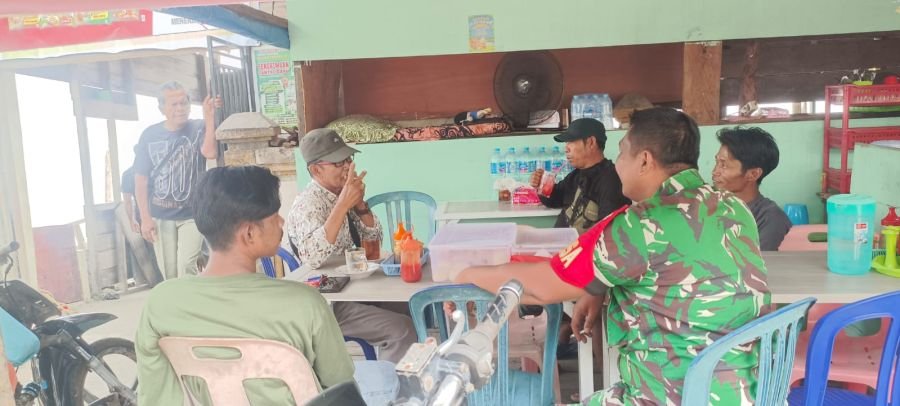 Babinsa Koramil 06/Kateman Ajak Masyarakat Desa Air Tawar Bersama-sama Cegah Karhutla