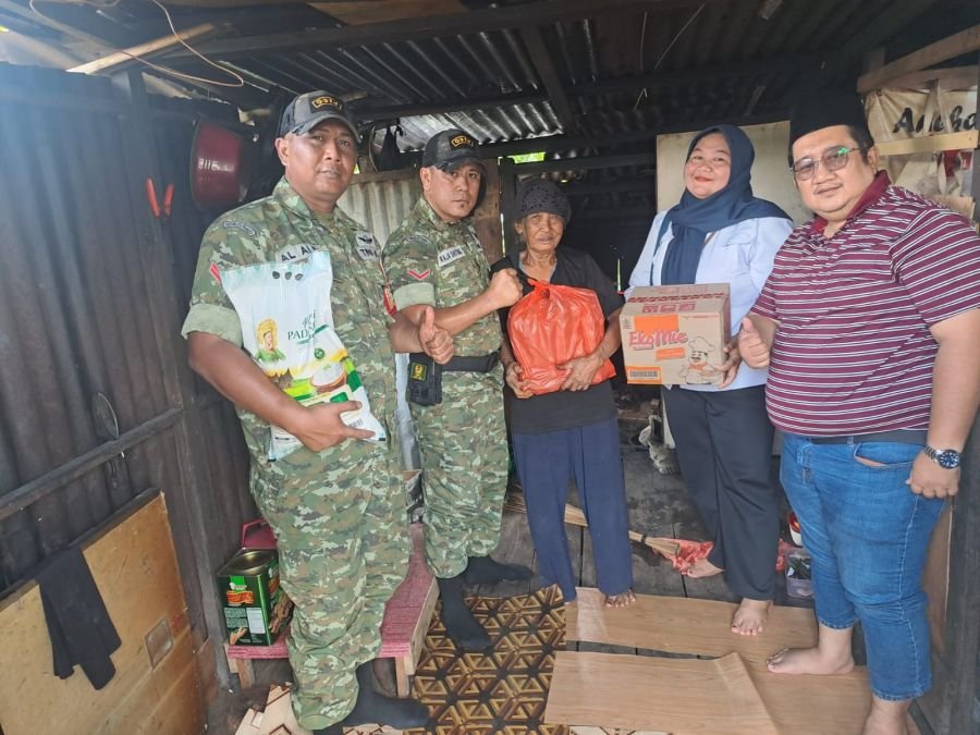 Babinsa Koramil 06/Kateman Berbagi di Hari Jumat Berkah