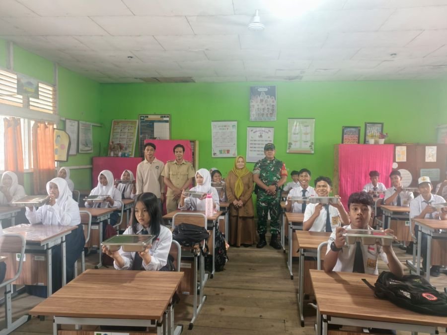 Babinsa Koramil 06/Kateman Dampingi Penyaluran Makan Sehat Bergizi bagi 5.946 Penerima di Kecamatan