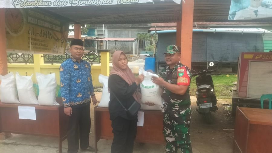 Babinsa Koramil 06/Kateman Dampingi Pembagian Sembako Beras Bulog kepada Masyarakat