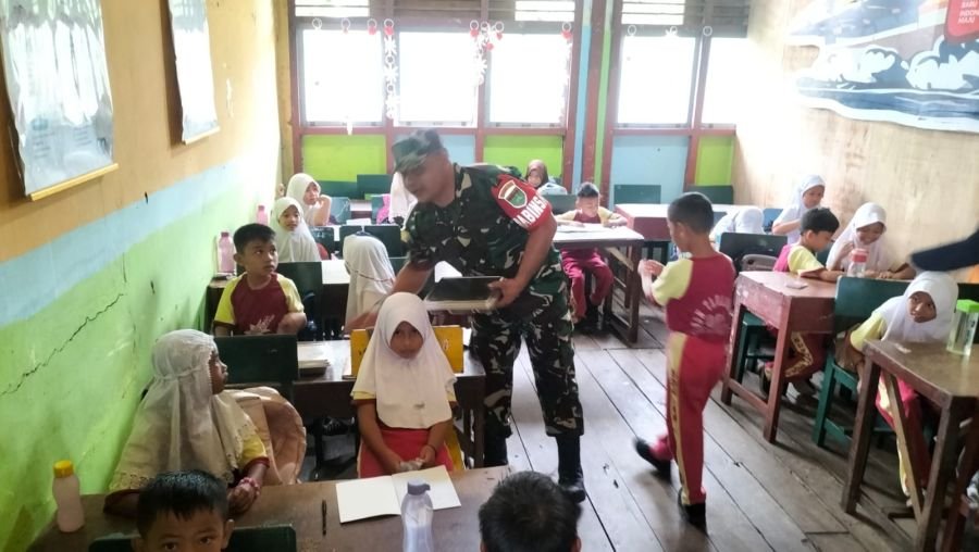 Babinsa Koramil 06/Kateman Dampingi Penyaluran Program Makan Bergizi di Kecamatan Kateman