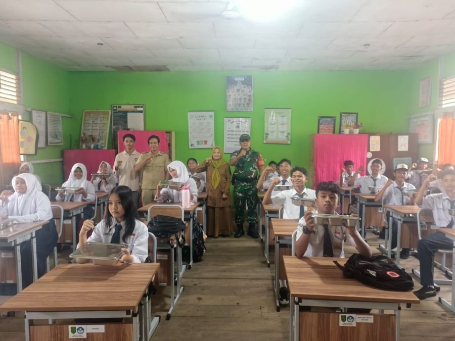 Babinsa Koramil 06/Kateman Dampingi Penyaluran Makan Bergizi Gratis kepada Hampir 5.000 Penerima