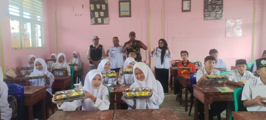 Babinsa Koramil 06/Kateman Dampingi Penyaluran Makan Sehat Bergizi bagi 5.914 Penerima