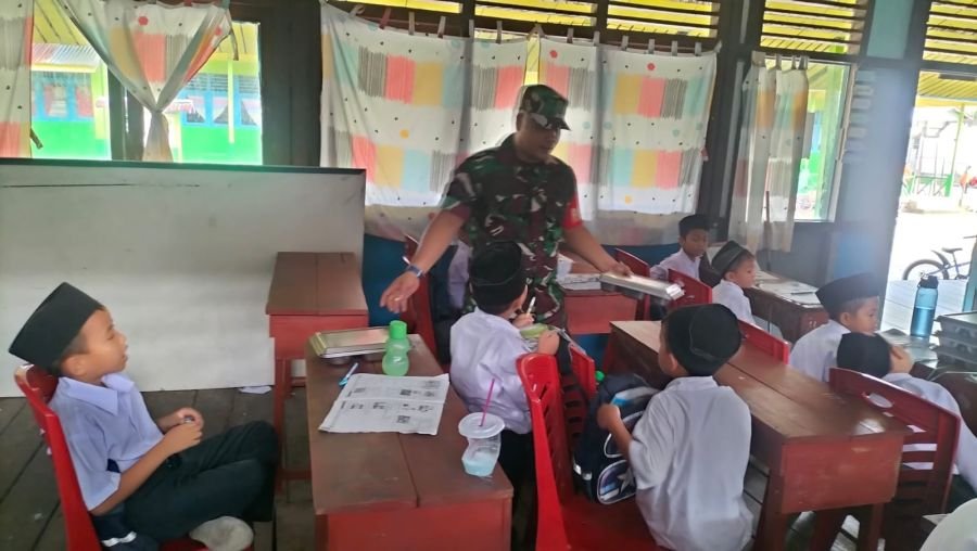 Babinsa Koramil 06/Kateman Dampingi Program Makan Sehat Bergizi di Kecamatan Kateman