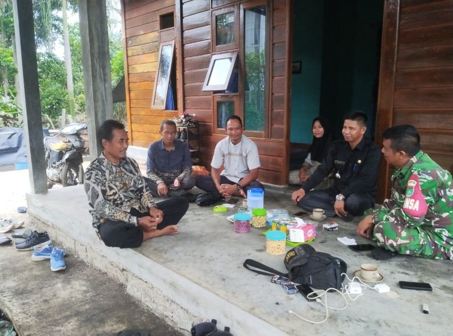 Babinsa Koramil 06/Kateman Tingkatkan Komsos dan Edukasi Warga Cegah Karhutla
