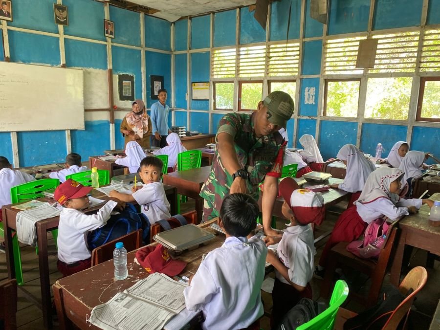 Babinsa Koramil 06/KTM Dampingi Penyaluran 2.928 Porsi Makan Sehat Bergizi SPPG Kateman