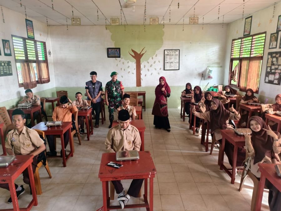 Babinsa Koramil 06/KTM Dampingi Penyaluran Program Makan Bergizi Gratis di Kecamatan Kateman
