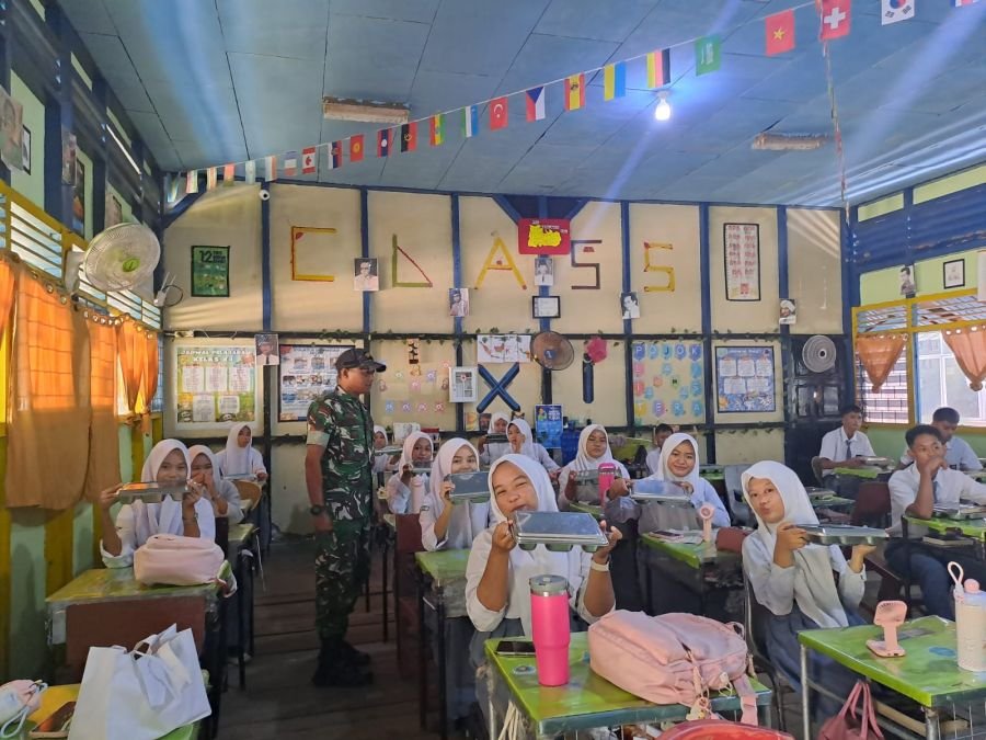 Babinsa Koramil 06/KTM Dampingi Penyaluran Program Makan Bergizi di Kecamatan Kateman