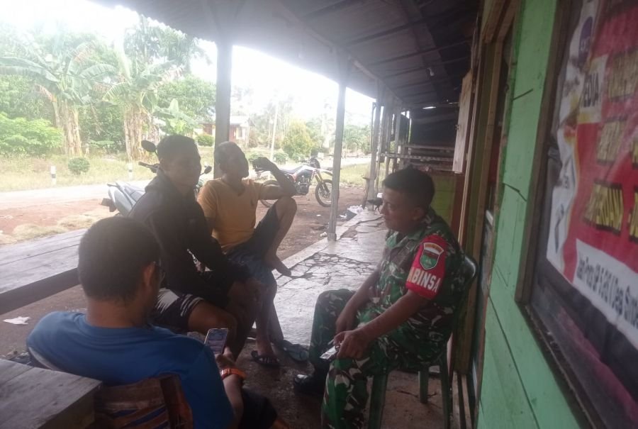 Babinsa Koramil 06/KTM, Kopda Ferry Sinaga, melaksanakan kegiatan pengawasan SDM Komduk bersama warg