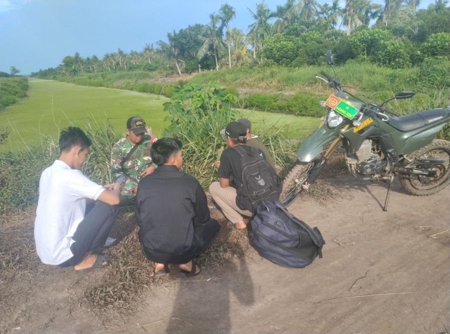 Babinsa Koramil 06/KTM, Kopda Ferry Sinaga, melaksanakan kegiatan Pengawasan Komunikasi Sosial (Koms
