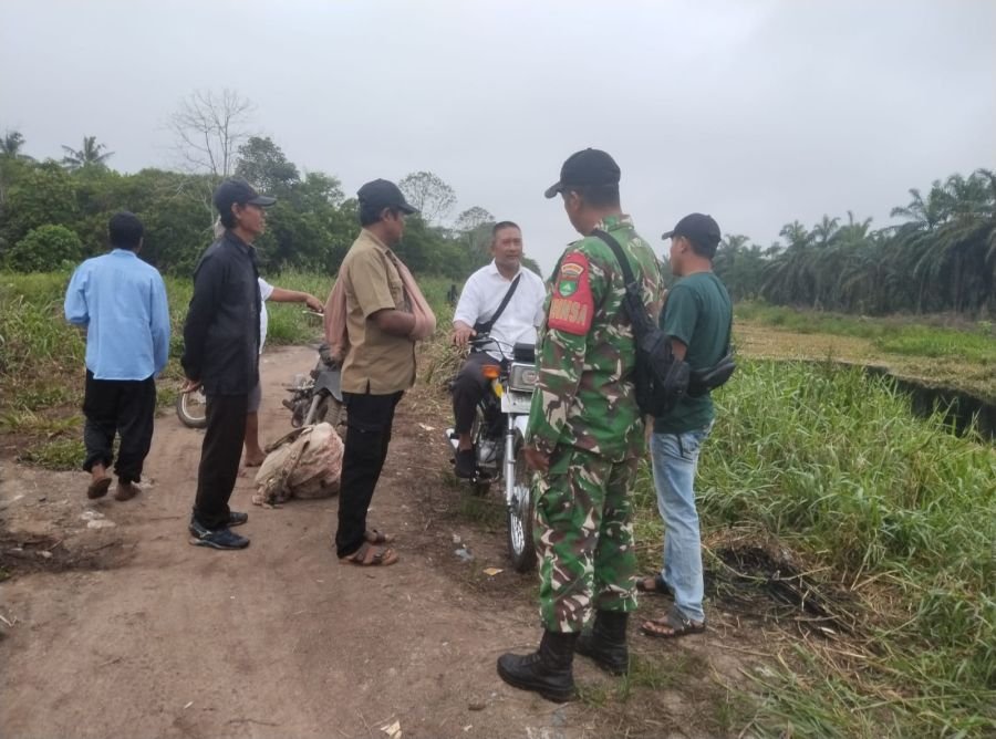 Babinsa Koramil 06/KTM, Kopda Ferry Sinaga, melaksanakan kegiatan Pengawasan Komunikasi Sosial (Koms