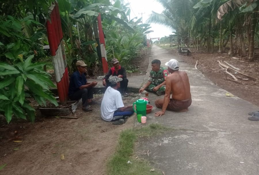 Babinsa Koramil 06/KTM. Kopda Ferry sinaga melaksanakan kegiatan pengawasan SDM Komduk di desa binaa