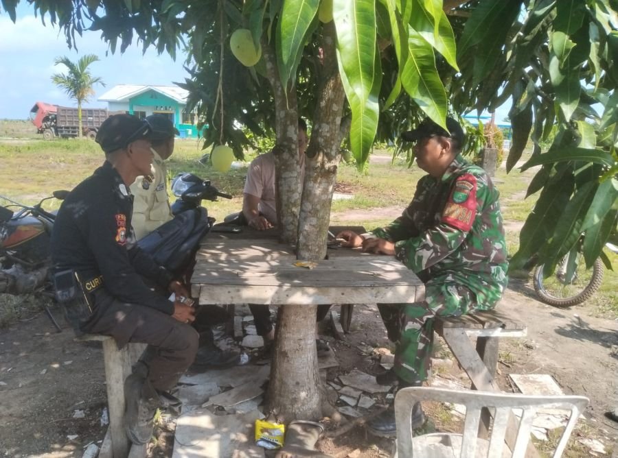 Babinsa Koramil 06/KTM, Kopda Ferry Sinaga, melaksanakan kegiatan pengawasan SDM Komduk bersama warg