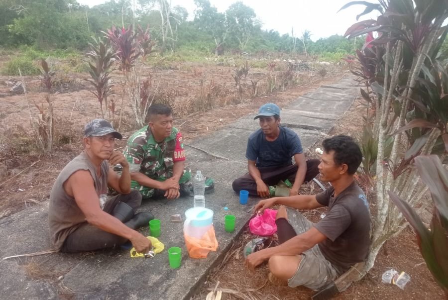 Babinsa Koramil 06/KTM Kopda Ferry Sinaga melaksanakan kegiatan Pengawasan SDM Komduk di desa binaan