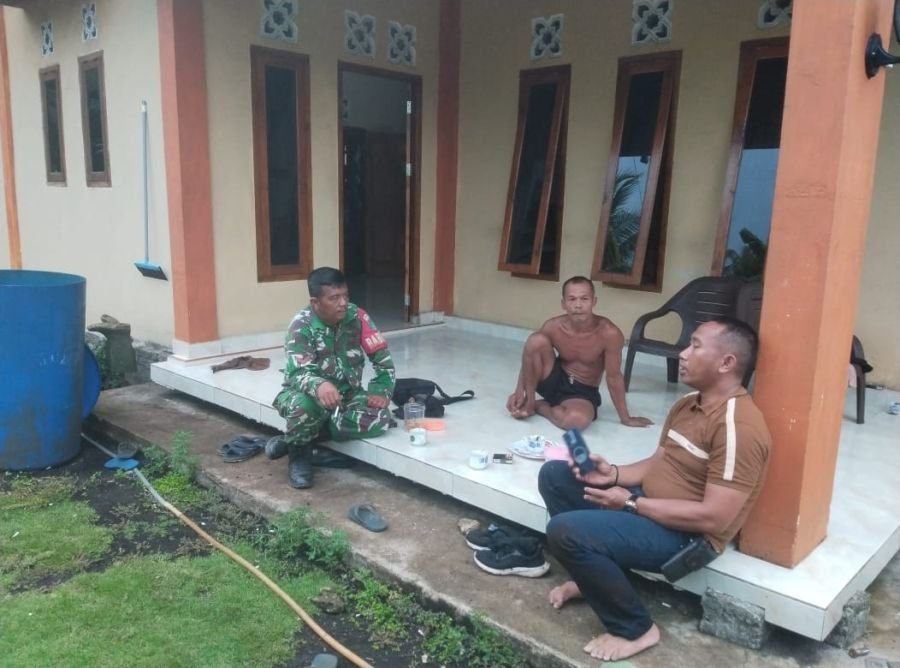 Babinsa Koramil 06/KTM, Kopda Ferry Sinaga, melaksanakan kegiatan Pengawasan Komunikasi Sosial (Koms