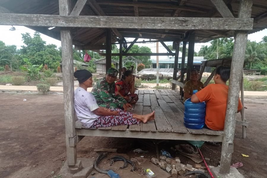 Babinsa Koramil 06/KTM. Kopda Ferry sinaga melaksanakan kegiatan pengawasan SDM Komduk di desa binaa